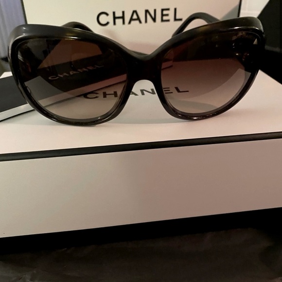 💎 Vintage Chanel Camille Sunglasses💎 - Picture 2 of 9